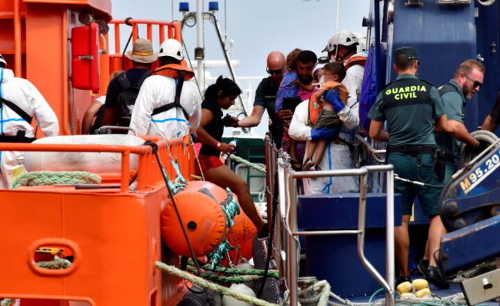 Hiszpania, 78 migrantów na pokładzie dwóch statków w Almerii / autor: PAP/EPA