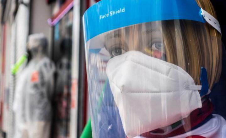 Ochronne maski na twarz są wystawiane w sklepie w Berlinie, Niemcy, 14 kwietnia 2020 r.  / autor: PAP/EPA/OMER MESSINGER