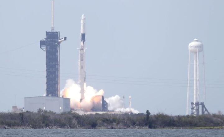 Rakieta Falcon 9, która wynosi w przestrzeń kapsułę Dragon  / autor: PAP