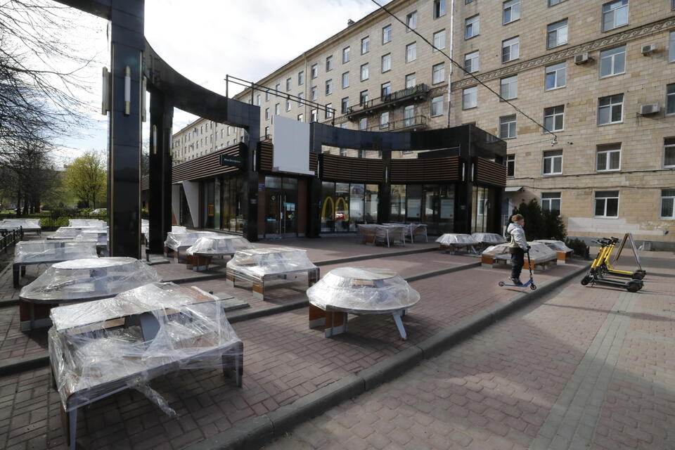 Zamknięta restauracja McDonald's w Petersburgu / autor: PAP/EPA