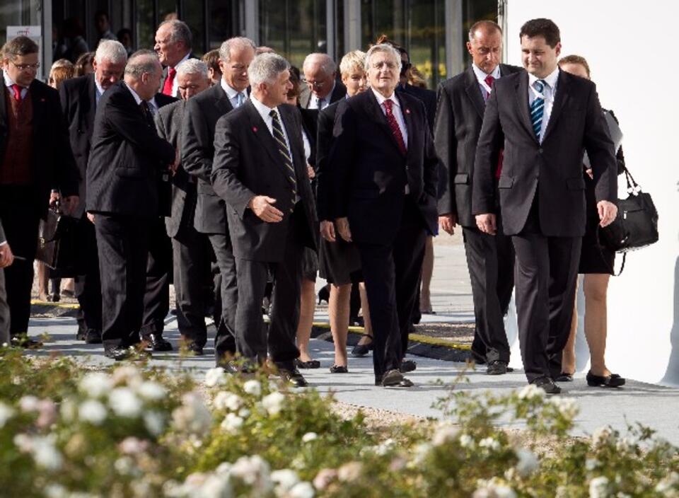 Prezes Europejskiego Banku Centralnego Jean-Claude Trichet  i prezes NBP Marek Belka  w drodze na zdjęcie grupowe uczestników nieformalnego spotkania ministrów finansów Unii Europejskiej, PAP