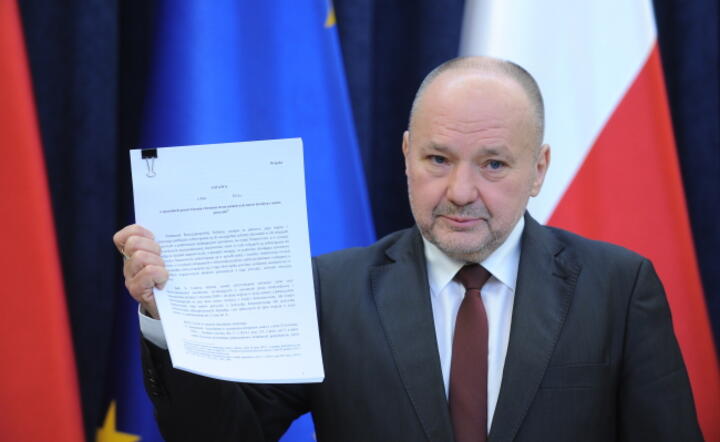 Minister Maciej Łopiński prezentuje tekst projektu, fot. PAP/Marcin Obara