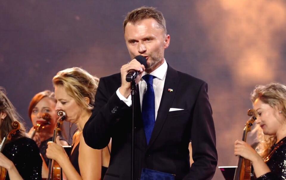 Dziennikarz TVN Piotr Jacoń podczas gali Fundacji Grand Press / autor: screenshot Facebook/Fundacja-Grand-Press