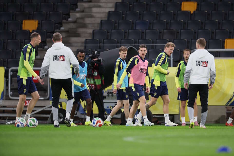 Na zdjęciu reprezentacja Szwecji trenuje przed barażowym meczem z Polską / autor: PAP/Leszek Szymański