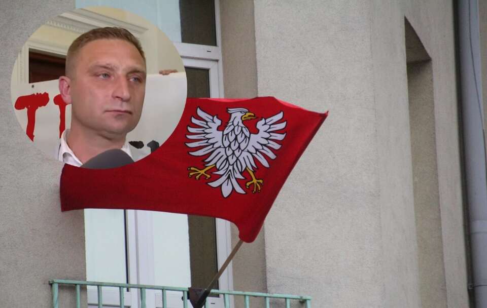 Flaga Mazowsza; Robert Bąkiewicz / autor: Fratria/Telewizja wPolsce24
