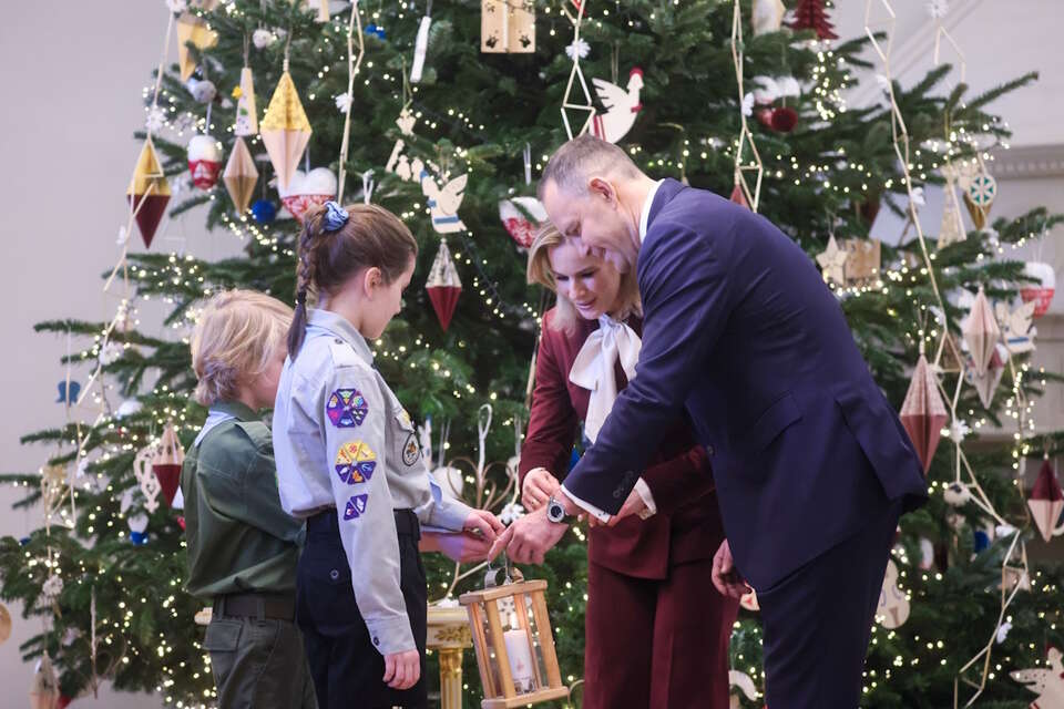 Para prezydencka odbiera Betlejemskie Światło Pokoju z rąk harcerzy / autor: PAP/Leszek Szymański