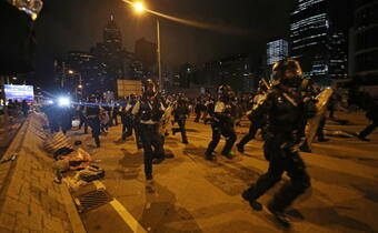 Policja wypchnęła protestujących z siedziby parlamentu