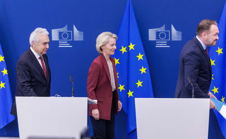 Szef Międzynarodowej Agencji Energetycznej (IEA) Fatih Birol (L), przewodnicząca KE Ursula von der Leyen (C) oraz komisarz UE ds. energii Dan Jorgensen (P) na konferencji w Brukseli / autor: PAP/EPA/OLIVIER MATTHYS 