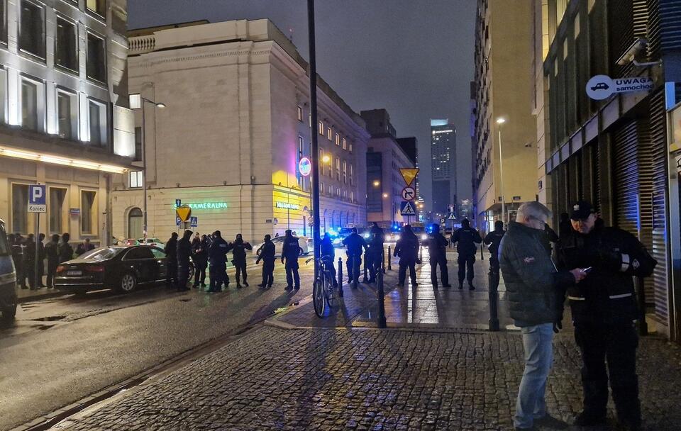 Policja otoczyła budynek TVP! / autor: Twitter/@SamPereira_