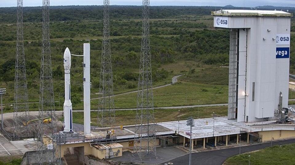 Rakieta Vega, która wyniesie polskiego satelitę na orbitę. Fot. ESA / S. Corvaja