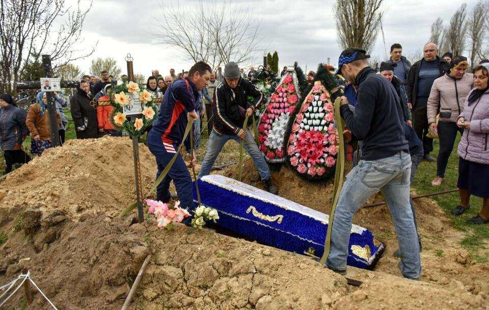 Pogrzeb Ukraińca zamordowanego przez Rosjan w piwnicy jednej z podkijowskich miejscowości / autor: PAP/EPA/OLEG PETRASYUK