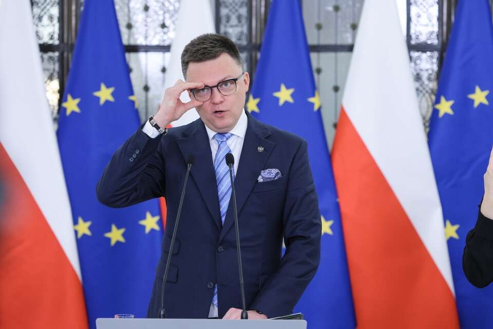 Marszałek Sejmu Szymon Hołownia na briefingu prasowym przed rozpoczęciem posiedzenia izby / autor: PAP/Rafał Guz