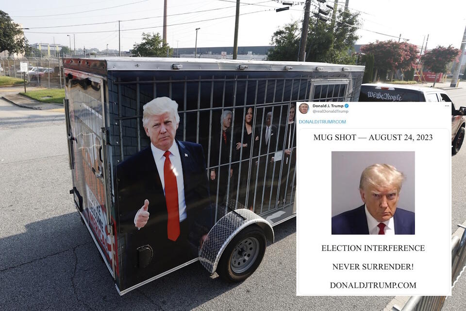 Zwolennik byłego prezydenta USA Donalda Trumpa holuje prowizoryczną celę więzienną zawierającą wizerunki przywódców Demokratów przed wejściem do więzienia hrabstwa Fulton, przed przybyciem Trumpa / autor: PAP/EPA/ERIK S. LESSER