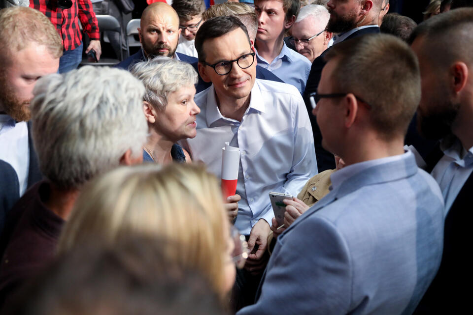 Premier Mateusz Morawiecki (C) podczas spotkania z mieszkańcami Ostrołęki.  / autor: PAP/Artur Reszko