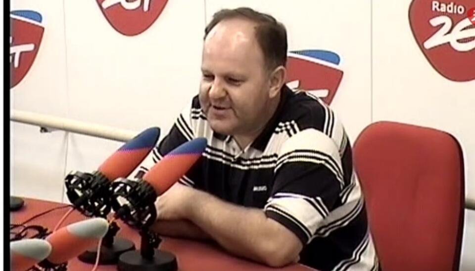 Widać, że Ks. Sowa nawet strojem usiłuje się odróżnić od "ludzi w koloratkach". Fot. wPolityce.pl / Radio Zet
