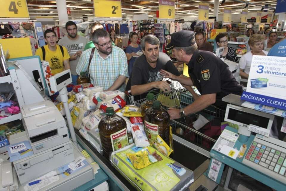 Protest w hiszpańskim supermarkecie. Fot. PAP / EPA