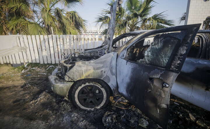 Zniszczony samochód w którym zginęli pracownicy organizacji humanitarnej / autor: PAP/EPA/MOHAMMED SABER