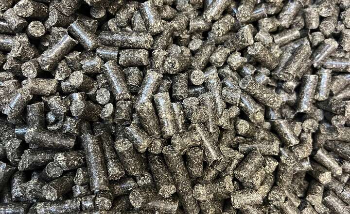 Paliwo wykorzystujące łuski ze słonecznika zyskuje jako tańsza alternatywa dla pelletu, którego zaczęło brakować. / autor: Freepik