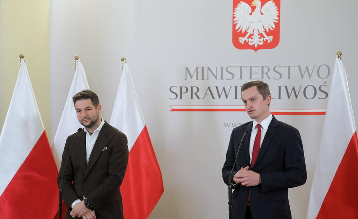 wiceminister sprawiedliwości Sebastian Kaleta (P) oraz europoseł PiS Patryk Jaki (L) / autor: fotoserwis PAP