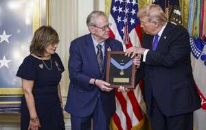 rump pośmiertnie odznaczył sierżanta Michaela Ollisa Medalem Honoru. / autor: EPA/JIM LO SCALZO / POOL Dostawca: PAP/EPA.