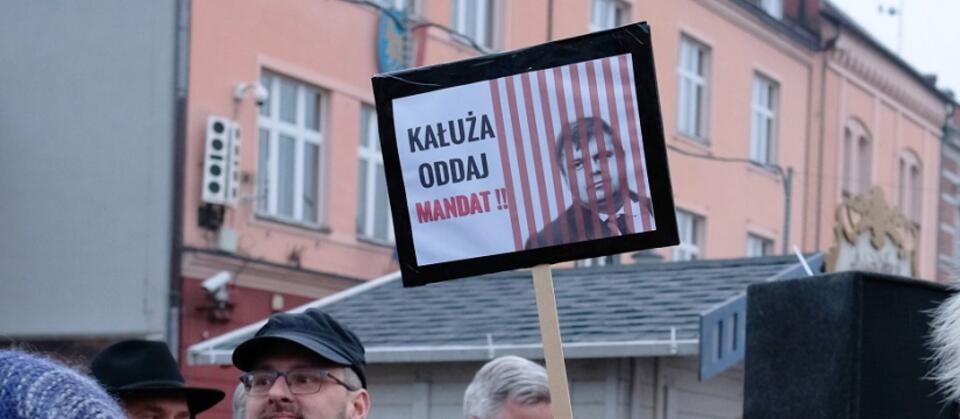 Protest przeciwko radnemu Wojciechowi Kałuży / autor: PAP/Hanna Bardo