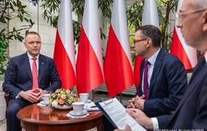 Prezydent Karol Nawrocki i dziennikarze telewizji wPolsce24 - Jacek Karnowski i Marcin Wikło / autor: KPRP/Mikołaj Bujak