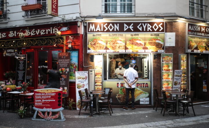 Francja, Paryż, puste restaruracje / autor: EPA/PAP