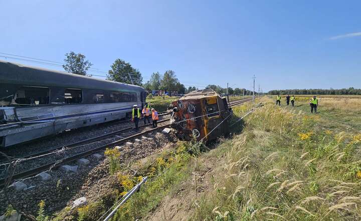 Widok miejsca katastrofy pociągu PKP Intercity po zderzeniu z betoniarką na przejeździe kolejowym / autor: materiały prasowe PKP Intercity
