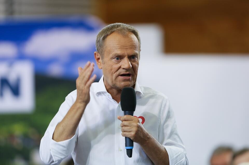 Przewodniczący PO Donald Tusk przemawia na spotkaniu z sympatykami w amfiteatrze w Ustroniu. / autor: PAP/Zbigniew Meissner