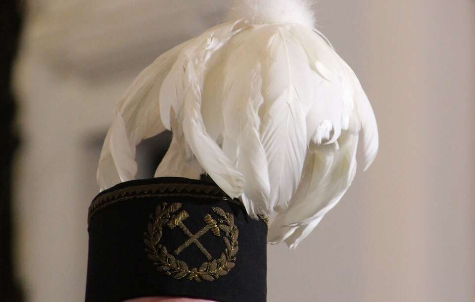 Projekt uznania języka śląskiego za regionalny wrócił do komisji po sprzeciwie PiS i Konfederacji / na zdjęciu ilustracyjnym czako górnicze / autor: Fratria