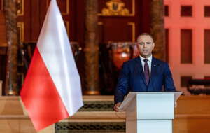 Prezydent RP Karol Nawrocki przemawia podczas uroczystości w Auli Uniwersytetu im. Adama Mickiewicza w Poznaniu / autor: PAP/Paweł Jaskółka