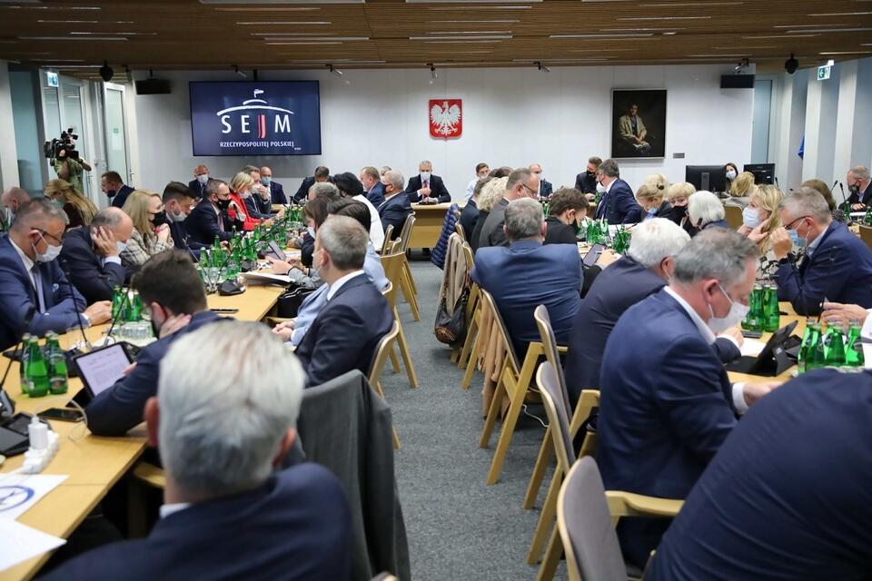 Wspólne posiedzenie sejmowych Komisji Obrony Narodowej oraz Administracji i Spraw Wewnętrznych, 13.10.2021 / autor: PAP/Wojciech Olkuśnik