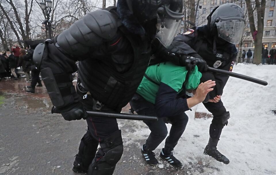 Funkcjonariusze policji specjalnej zatrzymują uczestnika protestu w obronie Aleksieja Nawalnego / autor: PAP/EPA