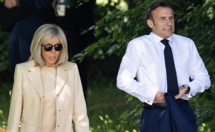Prezydent Francji Emmanuel Macron z żoną Brigitte przybywa na szczyt grupy G7 w zamku Elmau w Bawarii / autor: PAP/EPA/CHRISTIAN BRUNA