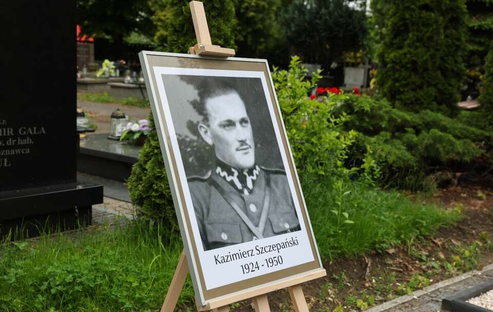 Uroczystości pogrzebowe szczątków ekshumowanego przez Instytut Pamięci Narodowej Kazimierza Szczepańskiego "Wichra" / autor: PAP/Marian Zubrzycki