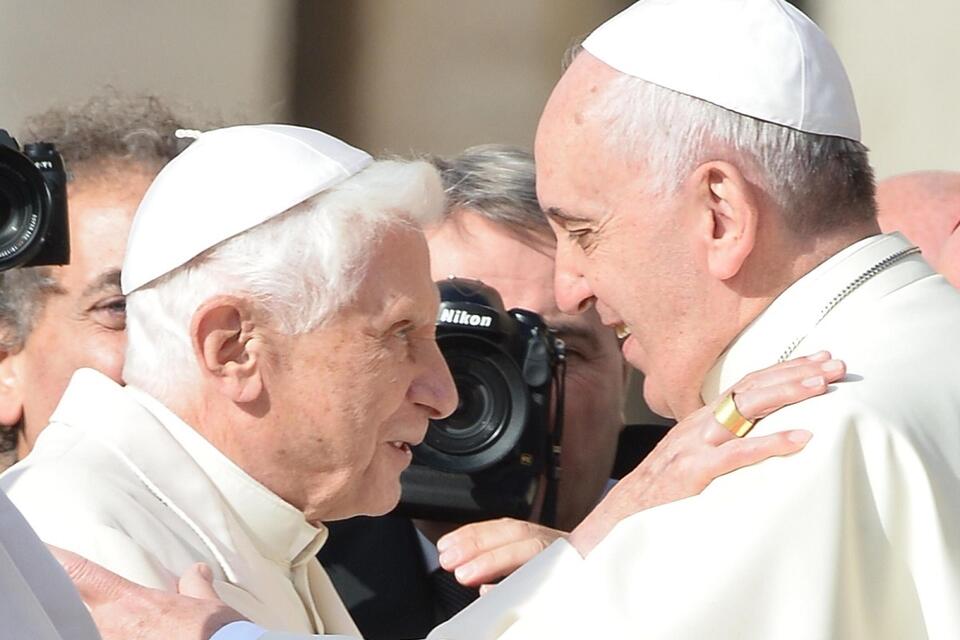 Benedykt XVI i Franciszek - zdjęcie archiwalne / autor: 	PAP/EPA/MAURIZIO BRAMBATTI