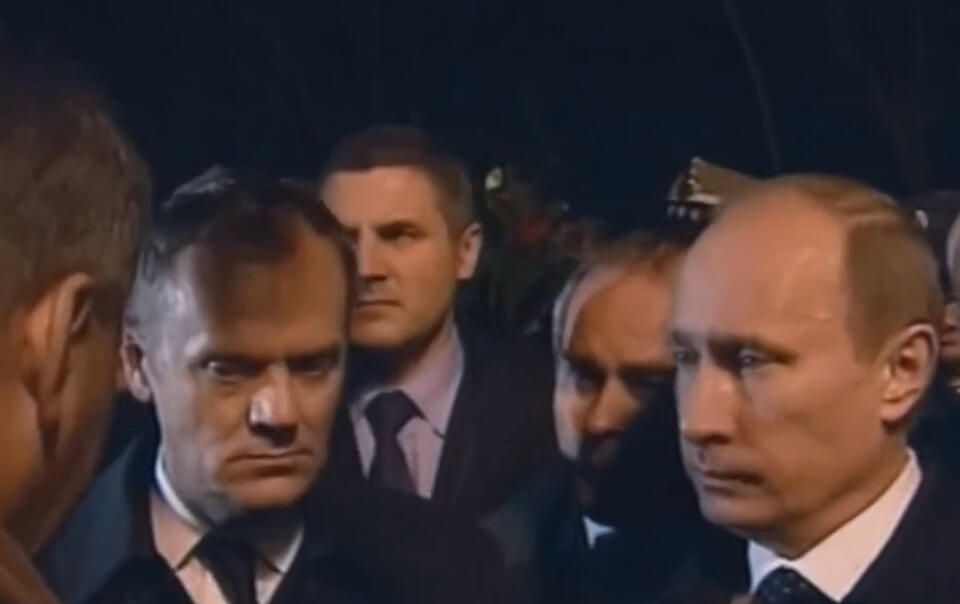 Tusk z Putinem na miejscu katastrofy / autor: kadr z filmu Reset, TVP INFO