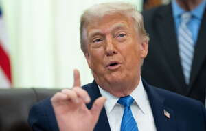Prezydent USA Donald Trump w Białym Domu / autor: PAP/ EPA/AARON SCHWARTZ 