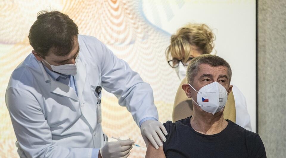 Premier Czech podczas szczepienia na koronawirusa / autor: PAP/EPA
