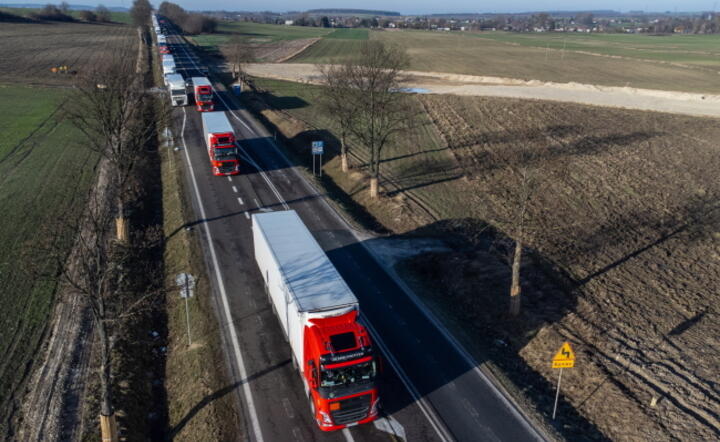 Kolejka ciężarówek do przejścia granicznego w Dorohusku / autor: PAP/Wojtek Jargiło