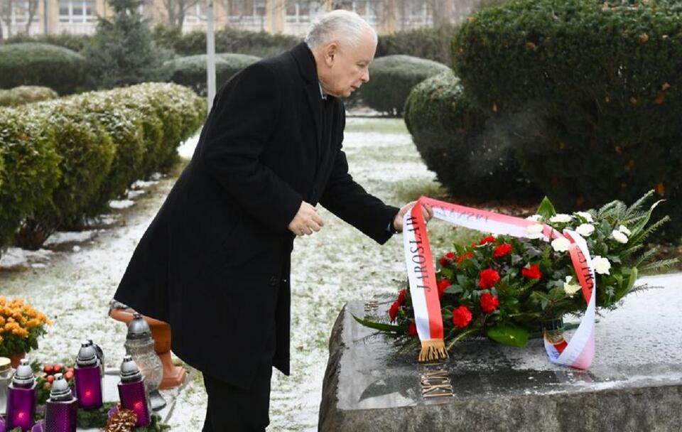 Prezes PiS Jarosław Kaczyński składa kwiaty przy grobie bł. ks. Jerzego Popiełuszki / autor: Twitter/Prawo i Sprawiedliwość