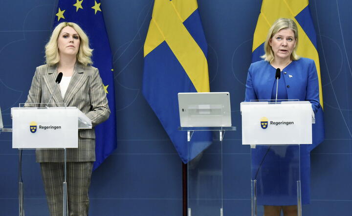 szwecka premier Magdalena Andersson (P) i minister spraw socjalnych Lena Hallengren (L) / autor: fotoserwis PAP