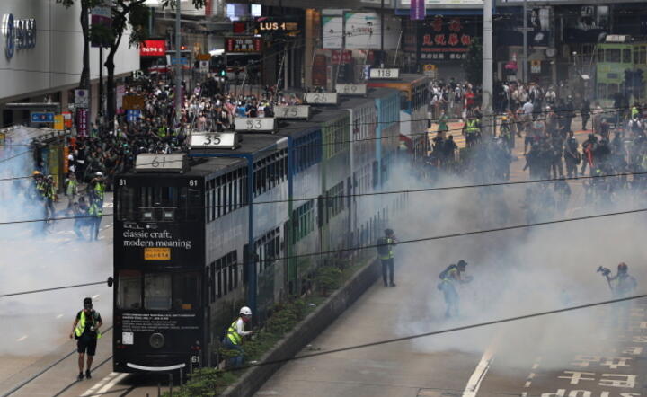 Policja użyła gazu przeciw protestującym / autor: PAP/EPA/JEROME FAVRE