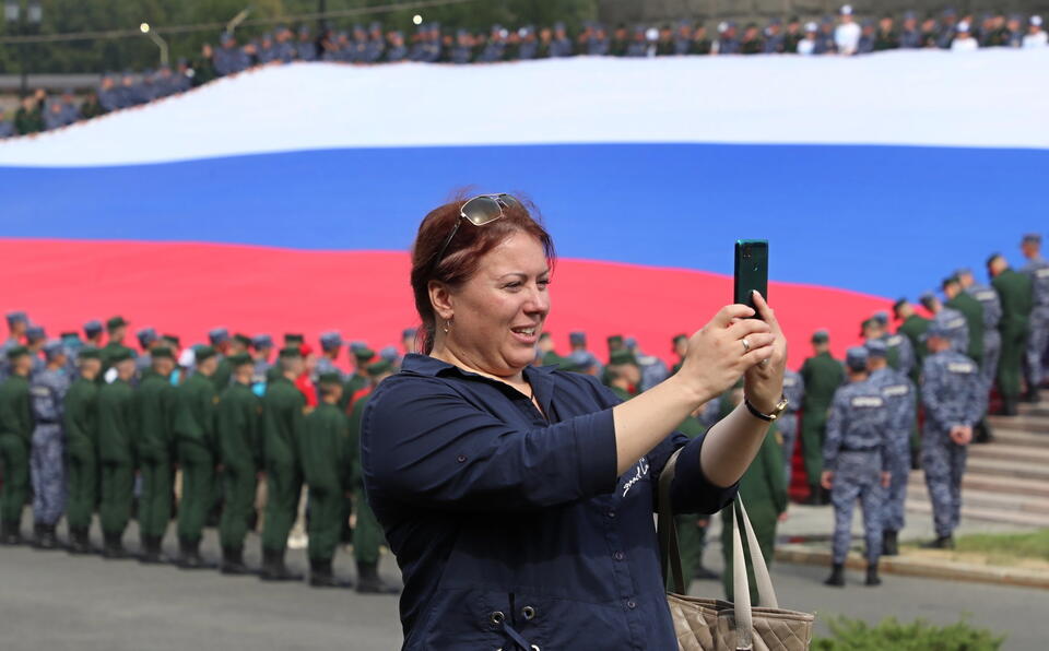 Rosjanie z flagą / autor: 	PAP/EPA/MAXIM SHIPENKOV