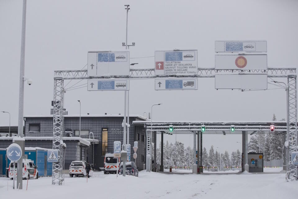Stacja graniczna Raja-Jooseppi to jedyna stacja na granicy Finlandii i Rosji otwarta dla ruchu po zamknięciu przez Finlandię przejść granicznych do Rosji / autor: PAP/EPA/TOMI HANNINEN