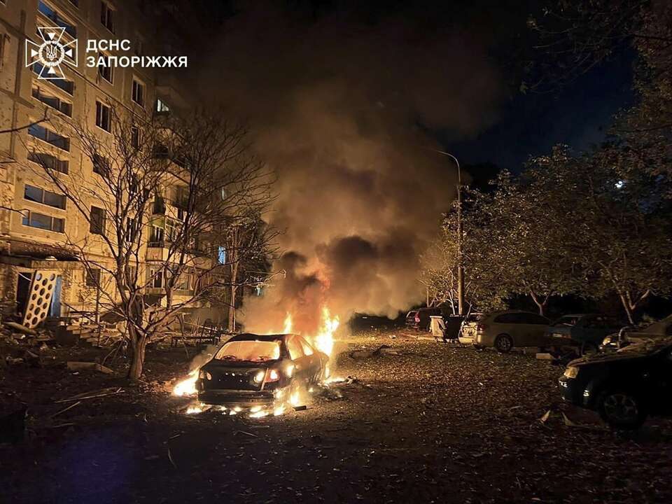 Zdjęcie udostępnione przez Państwową Służbę Ratunkową przedstawia miejsce rosyjskiego ataku na budynek mieszkalny w Zaporożu na Ukrainie w nocy 5 października 2025 r. / autor: PAP/EPA/STATE EMERGENCY SERVICE / HANDOUT