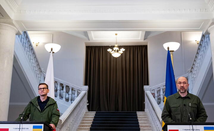 Premier Mateusz Morawiecki (L) oraz premier Ukrainy Denys Szmyhal (P)  / autor: PAP/Viacheslav Ratynskyi