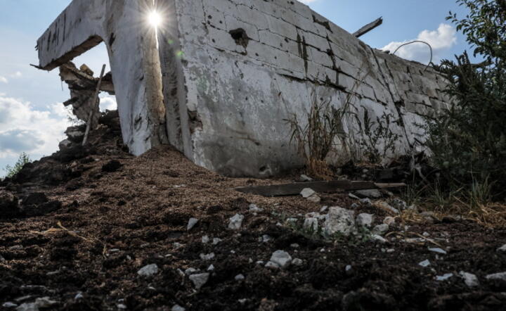 Magazyn zboża zniszczony podczas walk w wiosce Dovhenke / autor: PAP/EPA/OLEG PETRASYUK