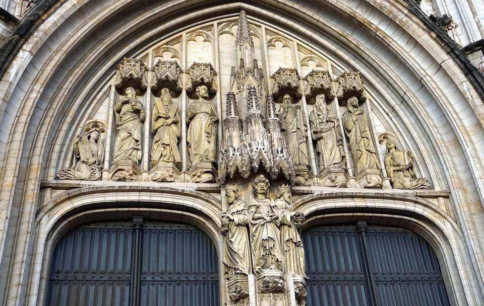 figury świętych w katedrze -  świętość jest nie tylko dla innych, ale jest powołaniem każdej osoby ochrzczonej / autor: Fratria