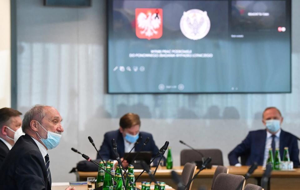 Poseł PiS, przewodniczący podkomisji smoleńskiej Antoni Macierewicz  podczas posiedzenia sejmowej komisji obrony narodowej / autor: PAP/Radek Pietruszka